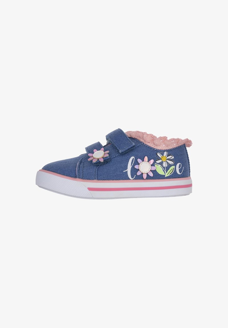 Chaussures en denim à enfiler avec col en fourrure rose, appliqués floraux et texte "love" en blanc. Semelle en caoutchouc blanche avec une bande d'accent rose.