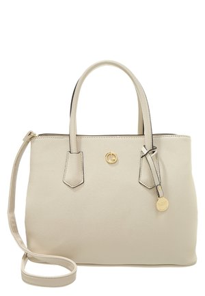 Sac à main en cuir beige avec deux poignées, une bandoulière amovible et un petit pendentif rond doré avec le logo à l'avant.