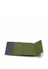 Groene leren portemonnee met structuur, voorzien van meerdere kaartsleuven, een ritscompartiment en een gouden drukknoopsluiting.