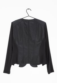 Schwarze Jacke mit langen Ärmeln, die ein tailliertes Design und strukturierte Nähte aufweist. Glatte Textur mit einem leicht abgerundeten Saum auf der Rückseite.