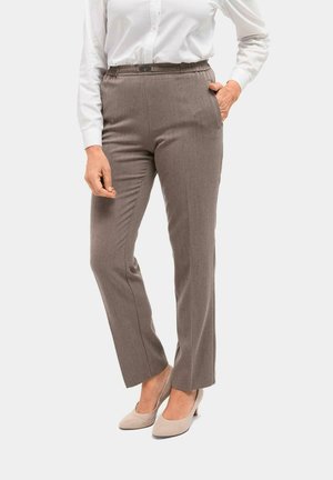Pantalons ajustés marron avec une coupe slim, dotés d'une taille élastique, de poches latérales et d'une texture lisse. Associés à des talons beiges.
