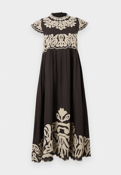 Μαύρο μάξι φόρεμα με μπεζ κεντήματα λουλουδιών στο στήθος, τα μανίκια και το τελείωμα, κοντά φουσκωτά μανίκια και ψηλό λαιμό με κυματιστά άκρα.