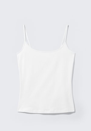 Bela brezrokavnik s tankimi naramnicami, ravnim robom in preprostim dizajnom na svetlo sivi podlagi.