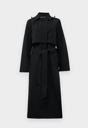Langer schwarzer Trenchcoat mit einem Taillengürtel, Sturmklappe, geknöpften Schulterklappen und einem Kragen, auf einem schlichten hellen Hintergrund präsentiert.