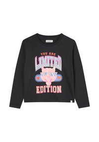 T-shirt nera a maniche lunghe con grafica colorata e testo "SEI UN'EDIZIONE LIMITATA", con un design di un lupo con occhiali da sole e cuori.