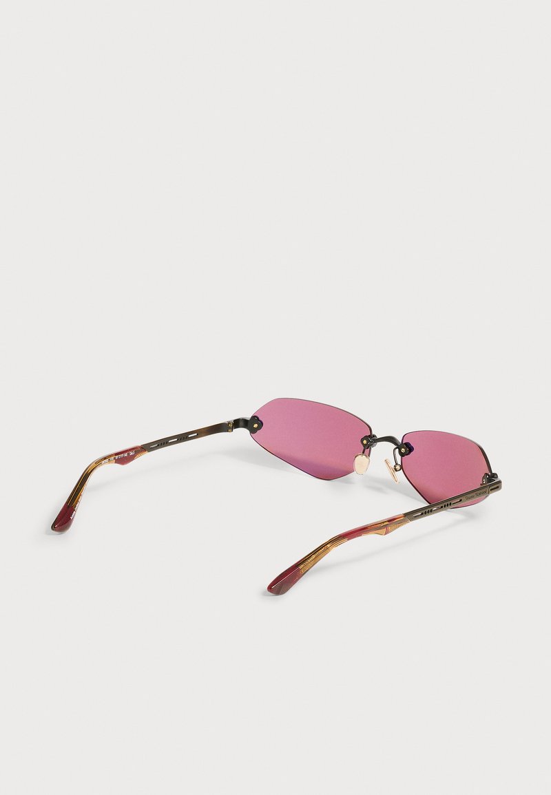 Lunettes de soleil sans monture élégantes avec verres rectangulaires roses et branches marron dégradées avec des accents rouges aux extrémités sur fond blanc.