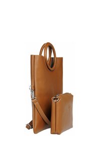 Braune Leder-Tasche mit runden Griffen, mit einer strukturierten Oberfläche, neben einem kleinen passenden Beutel mit Reißverschluss.