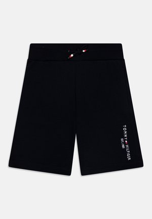 Pantalones cortos negros hasta la rodilla con cintura elástica y cordón, con texto blanco "Tommy Hilfiger Est. 1985" y logo en la pierna derecha.