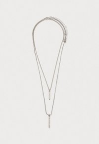 Ασημένιο κολιέ με δύο λεπτές κάθετες ράβδους κρεμαστές σε λεπτές αλυσίδες, σε λευκό φόντο.