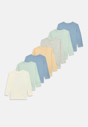 Set van acht langemouwen shirts in pastelkleuren: crème, geel, grijs, lichtblauw, groen en lichtoranje. Zacht katoen materiaal.