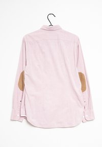 Ljusrosa skjorta med lång ärm och krage, med bruna mocka elbow patches och knäppte manschetter. Slät tygtextur, utan mönsterdetaljer.