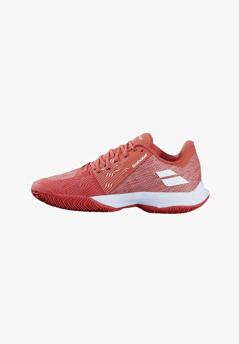 Zapatilla de tenis roja con upper de tela texturizada, detalles en blanco y una suela de goma flexible que presenta un patrón de tracción en espiga.