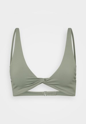 Top de bikini verde claro con tirantes finos ajustables, detalle frontal retorcido y cierre de gancho en la parte posterior.