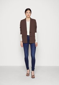 JDY LOUISVILLE CATIA - Blejzr - chocolate brown