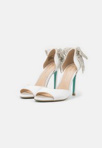 Blue by Betsey Johnson Augstpapēžu sandales - white
