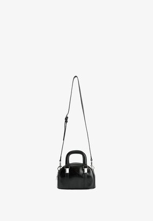 Bolso de mano pequeño de cuero negro con una correa de hombro larga ajustable y desmontable, dos asas cortas, herrajes plateados y cierre de cremallera.