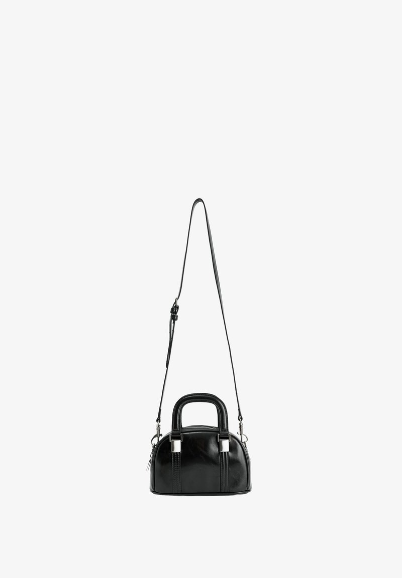 Borsa a tracolla nera in pelle piccola con una tracolla lunga e regolabile staccabile e due manici corti, accessori in argento e chiusura con zip.