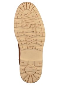 Brun läderkänga med en mönstrad beige gummisula som har ordet "MUSTANG" och en cirkulär logotyp. Storlek markerad som 41.