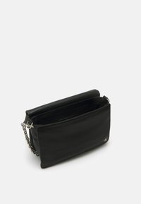 Borsa a mano in pelle nera con una superficie liscia, chiusura a patta e tracolla in catena argentata. Presenta il logo del marchio nell'angolo in basso a destra.
