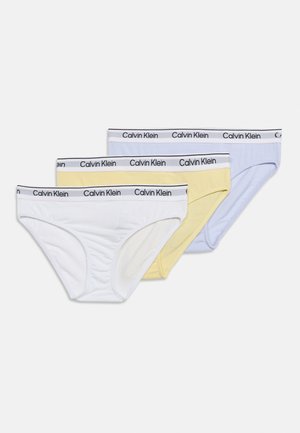 Trei chiloți Calvin Klein în alb, galben și albastru deschis, cu talie elastică branduită, așezați unul peste altul pe un fundal alb.
