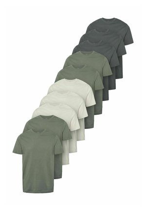 Ni almindelige t-shirts med rund hals, arrangeret i en forskudt række, i nuancer af grøn, grå og off-white.