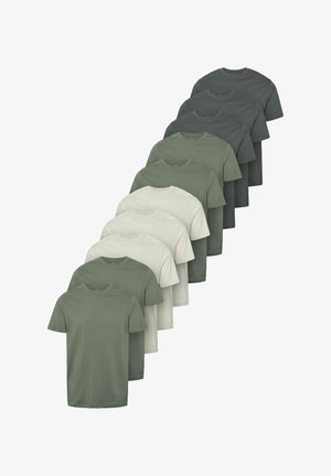 Neun schlichte T-Shirts mit Rundhalsausschnitt, in einem versetzten Reihenmuster angeordnet, in den Farbtönen Grün, Grau und Off-White.