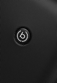 Tessuto nero texture con un logo circolare che presenta una lettera "b" bianca circondata da un motivo di alloro, inserita nel materiale.