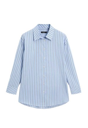 Chemise bleue claire à boutons avec des rayures verticales blanches et fines rayures rouges, manches longues, col classique et ourlet arrondi.