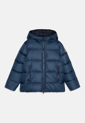 Giacca puffer blu navy con cappuccio, dotata di zip completa, due tasche frontali con zip e design trapuntato. Texture morbida e liscia.