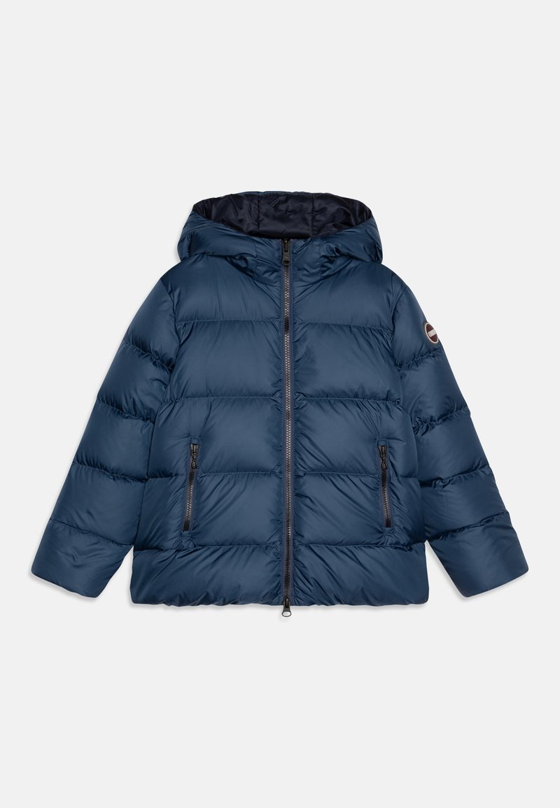 Giacca puffer blu navy con cappuccio, dotata di zip completa, due tasche frontali con zip e design trapuntato. Texture morbida e liscia.