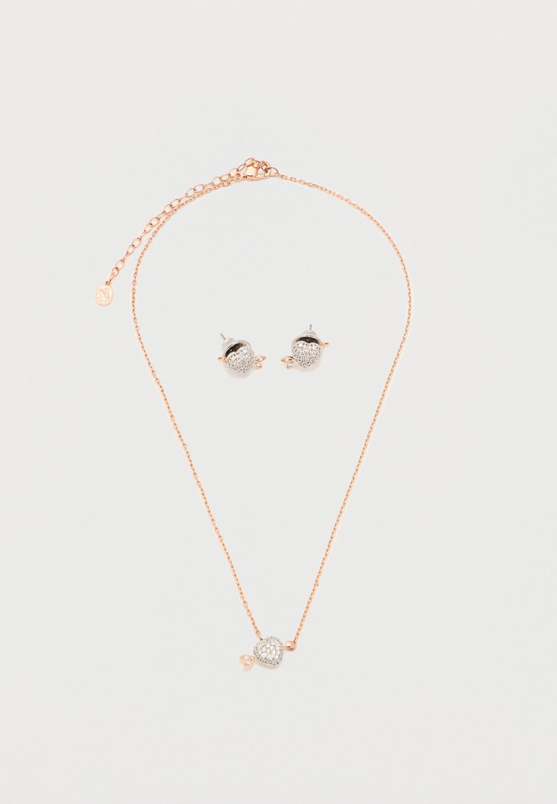 Κολιέ σε ροζ χρυσό και αντίστοιχα σκουλαρίκια καρφάκια με καρδιές, διακοσμημένα με μικρές διαυγείς πέτρες σε λευκό φόντο.
