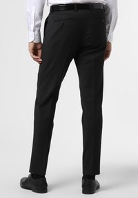 Schwarze maßgeschneiderte Anzughosen aus glattem Stoff, mit schlankem Schnitt, Gürtelschlaufen und zwei Gesäßtaschen mit Knopfverschluss.