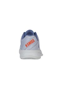 Leichte K-Swiss Sneakers in Weiß und Blau mit einem Obermaterial aus Mesh und orangem Logo. Verfügt über einen gepolsterten Kragen und eine strukturierte Gummisohle.