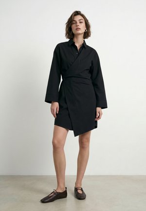HYPEDROP, SHORT DRESS HDIRIS LS ASYMMETRIC - Robe chemise - black