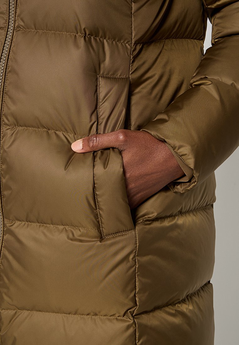 Olivgrüne Steppjacke mit genoppter Textur, ausgestattet mit Seitentaschen und einem Reißverschluss. Weiches, glänzendes Material mit warmer Füllung.