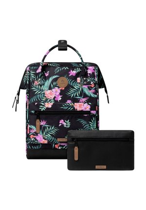 Rucksack mit tropischem Blumenmuster, vordere Reißverschlusstasche, oberer Griff und schwarze Reißverschlusstasche mit braunen Zügen und Cabaia-Markenetiketten.