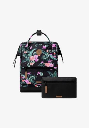 Rucksack mit tropischem Blumenmuster, vordere Reißverschlusstasche, oberer Griff und schwarze Reißverschlusstasche mit braunen Zügen und Cabaia-Markenetiketten.