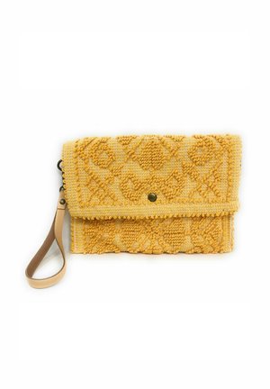 Pochette jaune texturée avec un motif en diamant, en matière textile, fermoir magnétique et une sangle de poignet en cuir détachable.