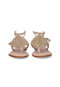 Sandalias planas adornadas con oro, que presentan un upper decorativo de joyas, tiras al tobillo y punta afilada.