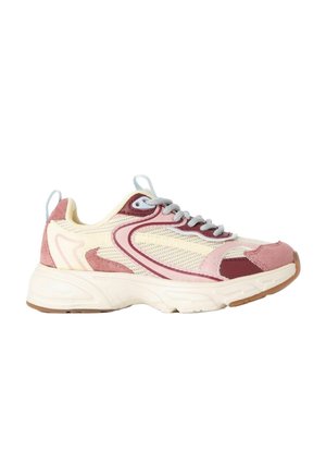 Baskets basses de sport en crème, rose et bordeaux avec des panneaux en mesh et en daim, lacets gris et semelle blanche épaisse.