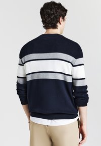 Dunkelblaues Sweatshirt mit horizontalen Streifen in Grau und Weiß. Strickstoff, standardmäßiger Rundhalsausschnitt und gerippte Bündchen und Saum. Lässige Passform.