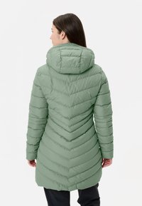 Cappotto puffer verde con cappuccio, caratterizzato da un motivo a zig-zag, maniche rigate e una silhouette aderente. Il materiale sembra liscio e resistente all'acqua.