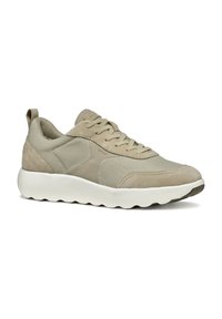 Sneakers beige con una combinazione di materiali scamosciati e in rete, design con lacci, lati imbottiti e una suola bianca spessa con un motivo testurizzato.