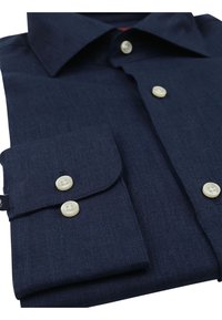 Marineblauwe button-up shirt gemaakt van gestructureerde stof, met een spread collar, twee witte knopen op de manchetten en een flapzakdetail.