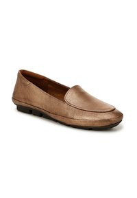 Scarpa slip-on in bronzo metallico con punta rotonda, superficie liscia, interno imbottito e suola nera in gomma bassa.