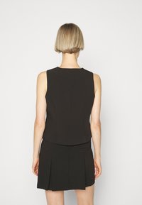 DESIGNERS REMIX Väst - black