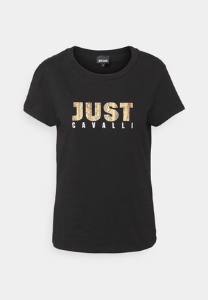 T-shirt noir à manches courtes avec col rond présentant un grand texte doré texturé "JUST" et un plus petit texte blanc "CAVALLI" à l'avant.