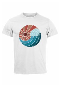 Weißes Baumwoll-T-Shirt mit einem runden grafischen Design, das eine Sonne, Wellen und strukturierte Farben in Rot, Braun, Teal und Türkis zeigt.
