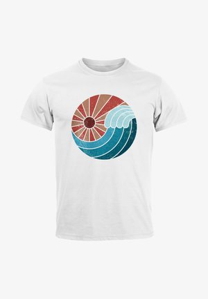 Weißes Baumwoll-T-Shirt mit einem runden grafischen Design, das eine Sonne, Wellen und strukturierte Farben in Rot, Braun, Teal und Türkis zeigt.