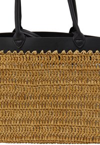 Gewebte Strohtasche mit einem strukturierten, hellbraunen Körper und schwarzen Ledergriffen. Verfügt über einen geflochtenen Rand am oberen Rand.